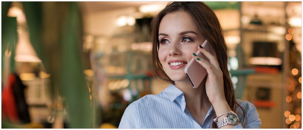 Symbolbild Frau Telefon Handy Telefonieren