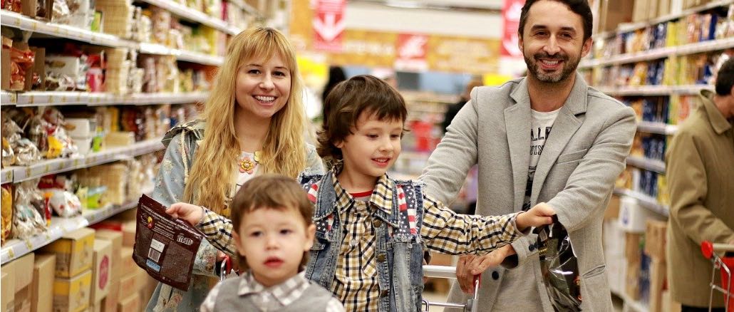 Kind Familie Supermarkt einkaufen Symbolbild