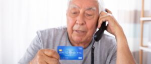 Senior Anruf Telefon Kreditkarte Symbolbild